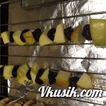 Шаг 3 (Кулинарный рецепт с фото - Шашлычки из шампиньонов, яблок и чернослива)
