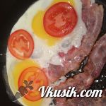 Шаг 3 (Кулинарный рецепт с фото - Яичница с беконом)