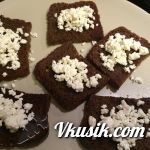 Шаг 9 (Кулинарный рецепт с фото - Открытый бутерброд с запеченными помидорами, сыром и бальзамическим уксусом)