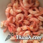 Шаг 2 (Кулинарный рецепт с фото - Салат с креветками и перепелиными яйцами)