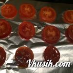 Шаг 2 (Кулинарный рецепт с фото - Открытый бутерброд с запеченными помидорами, сыром и бальзамическим уксусом)