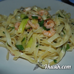 Фото рецепта - Паста с креветками и кабачками