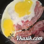Шаг 2 (Кулинарный рецепт с фото - Яичница с беконом)