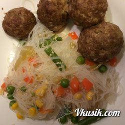 Фото рецепта - Говяжьи котлетки в духовке с гарниром из фунчозы